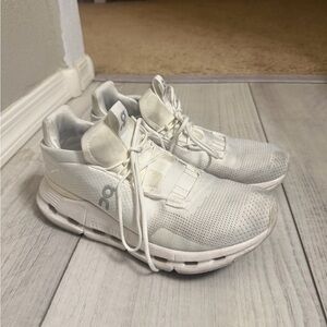 On Running Women's Athletic Shoes in White/Cream